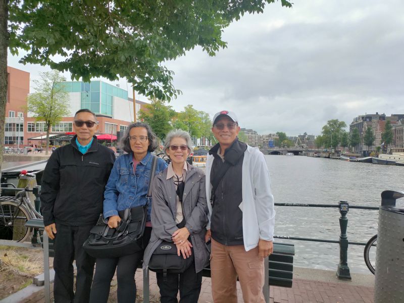 Amsterdam Private Tour - Tourists on Amsterdam canal