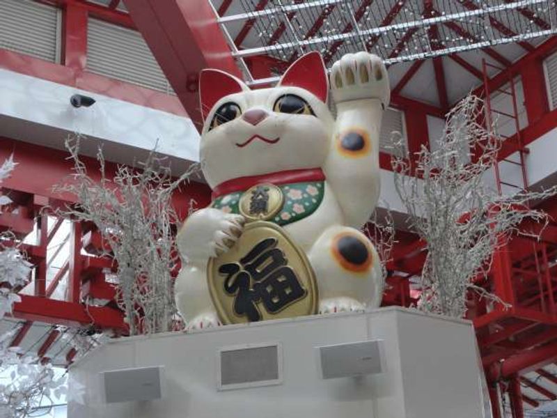 Nagoya Private Tour - A Big Beckoning Cat at shopping street