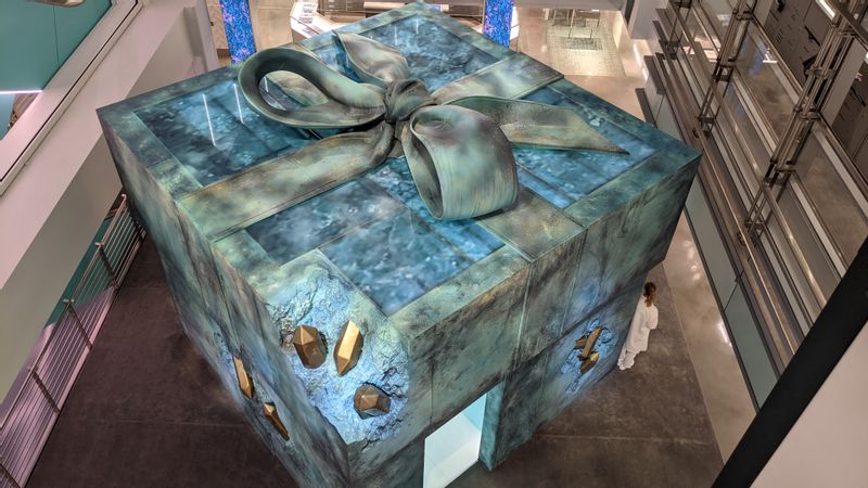 New York Private Tour - Tiffany's iconic blue box sculpture