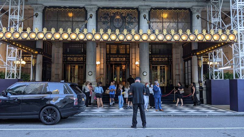 New York Private Tour - In front of the Plaza