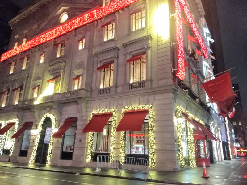 New York Private Tour - Cartier dressed for holidays