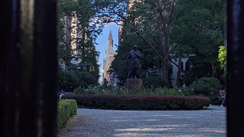 New York Private Tour - A view to the Chrysler Building through Gramercy Park