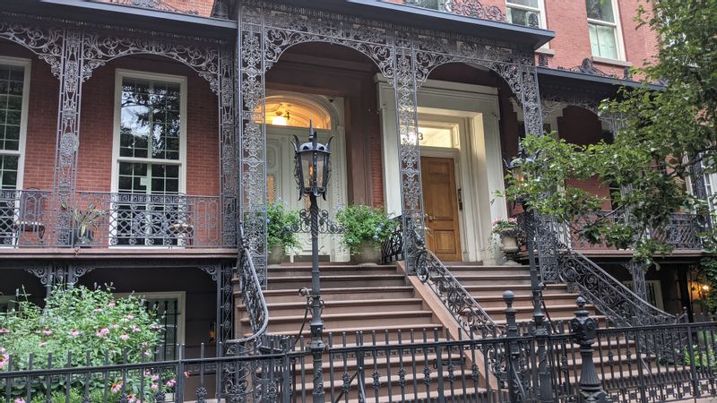 New York Private Tour - Mayor’s Lamps in front of 4 Gramercy Park West