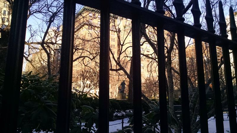 New York Private Tour - Peeking through the fence of Gramercy Park