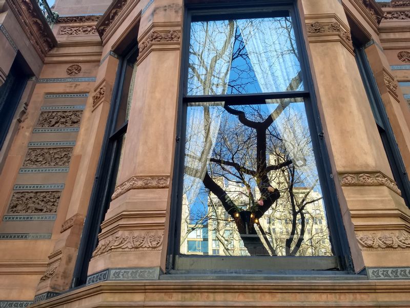 New York Private Tour - A bay window of the National Arts Club 