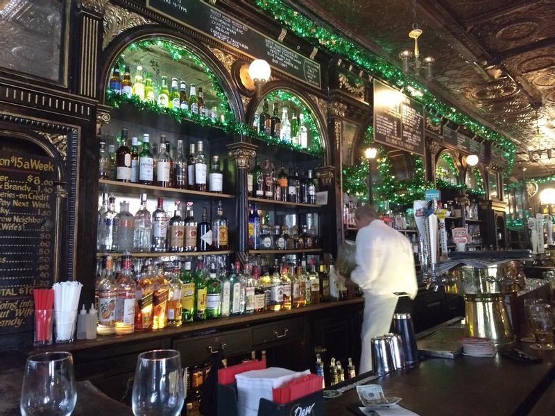 New York Private Tour - Pete's Tavern decorated for St Patrick's day