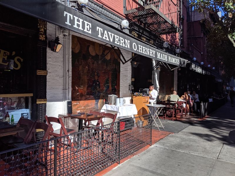 New York Private Tour - Pete's Tavern 