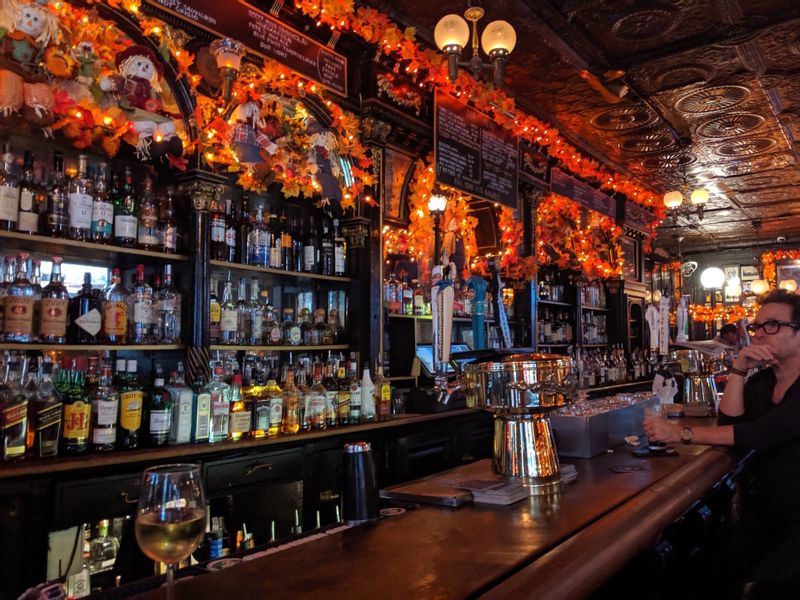 New York Private Tour - Pete's Tavern decorated for Thanksgiving