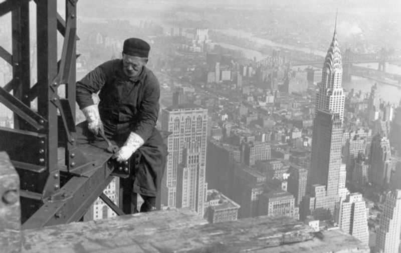 New York Private Tour - Workman on the framework of the Empire State Building, with the Chrysler Building in the background. LEWIS HINE / WIKI COMMONS