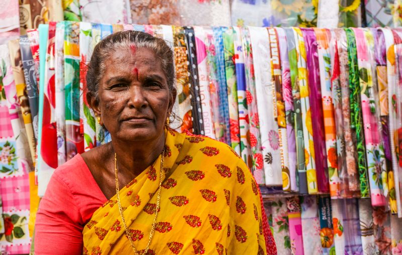 Delhi Private Tour - A lady selling clothes