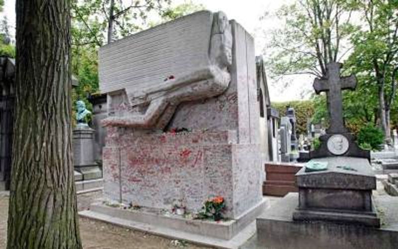 Paris Private Tour - Oscar Wilde's tombstone covered with lipstick