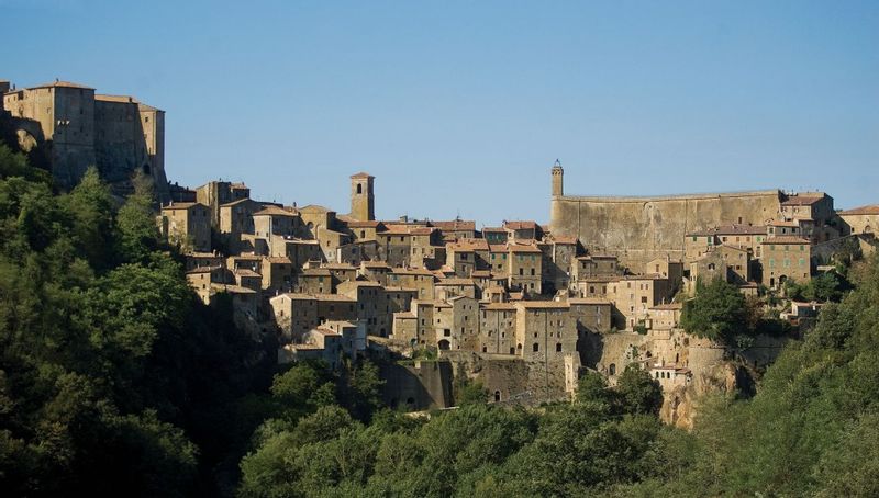 Rome Private Tour - We will stop at Medieval Pitigliano and visit the Orsini Palace with it's museum  and hebraic ghetto. You will enjoy it's beauty, protected by UNESCO