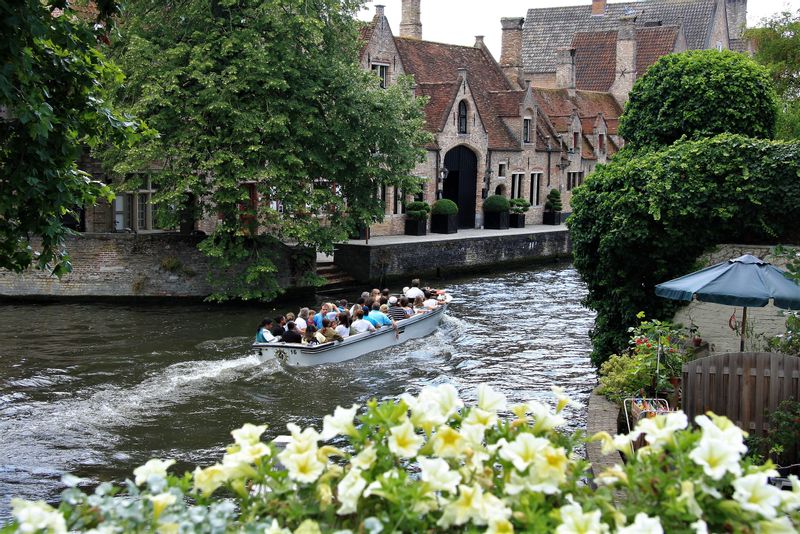 Bruges Private Tour - Pelicaen houses