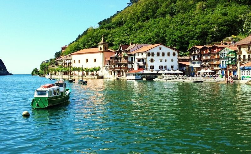 San Sebastian Private Tour - Embark on the mythical motorboat to cross the bay, visit one of the most beautiful coastal towns of the Basque Country 