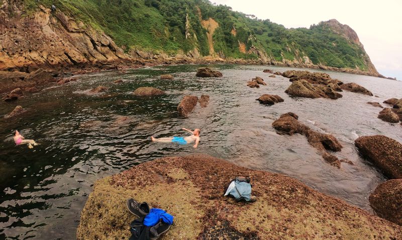 San Sebastian Private Tour - On hot days, I love to swim on the rocks, before stopping to eat and drink