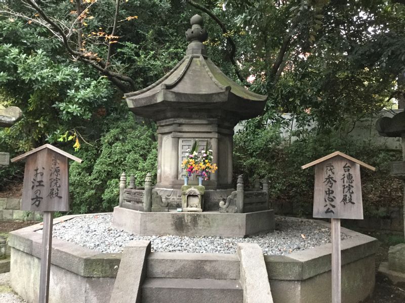 Tokyo Private Tour - T3. Zojo-ji Temple (Shogun's grave)