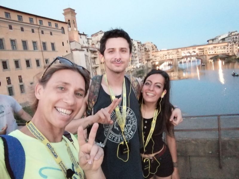 Florence Private Tour - Happy people on the bridge. 