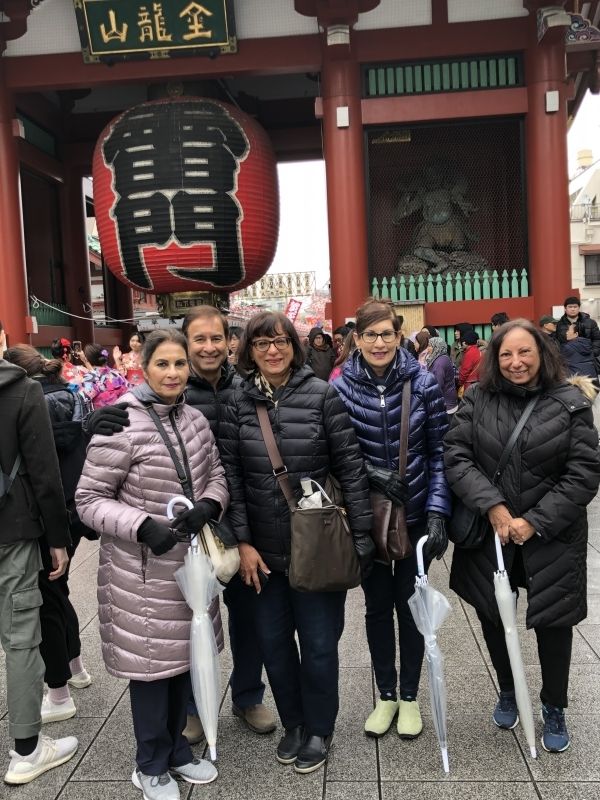 Tokyo Private Tour - Friendly guests from Toronto in front of Thunder Gate