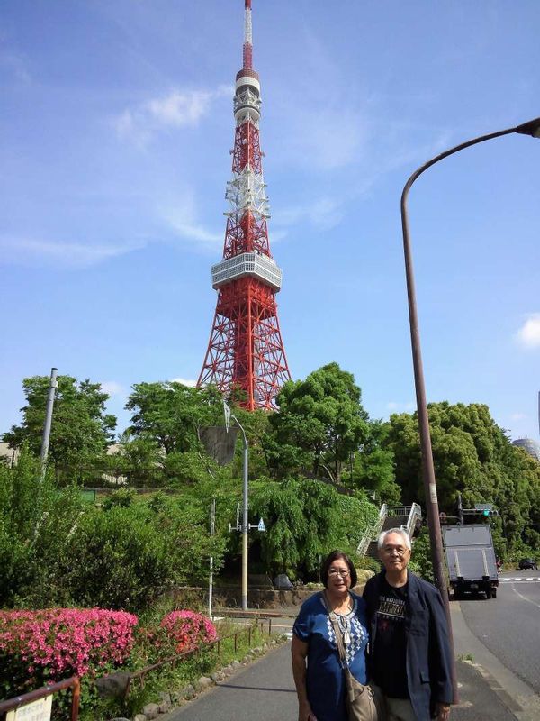 Tokyo Private Tour - Guests from Hawaii in front of beautiful Tokyo Tower