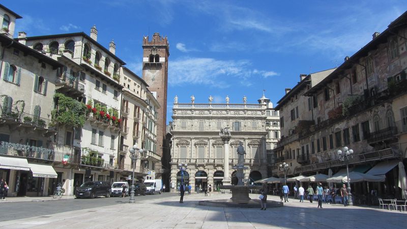 Verona Private Tour - Piazza Erbe