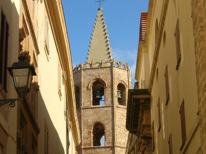 Sardinia Private Tour - the bell town with its typical style
talen 