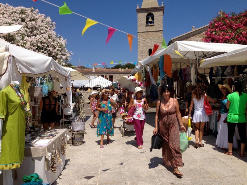 Olbia Private Tour - Every THURSDAY MORNING, in the summer, there is a very busy art and handicraft marked