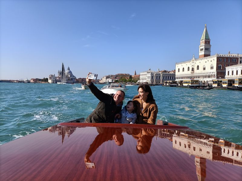 Venice Private Tour - Family trip with Doge's palace in the background