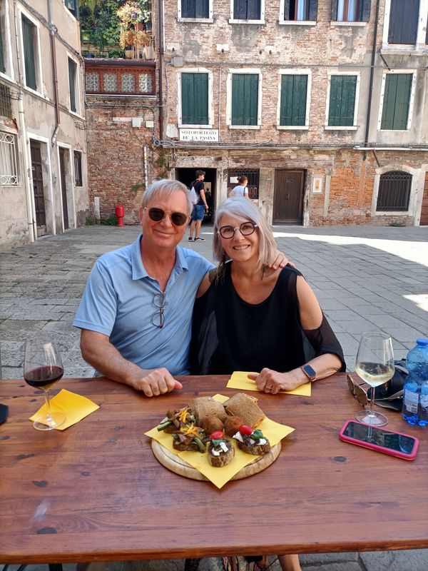 Venice Private Tour - Finger food and a nice cup of wine. That's amore!