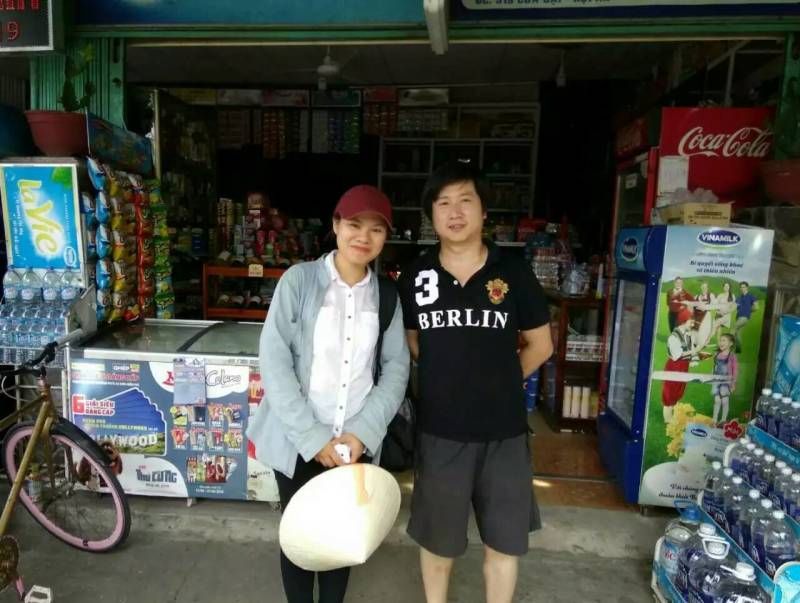 Da Nang Private Tour - A memory picture with a guest from China at a souvenir shop in Hoi An Ancient Town