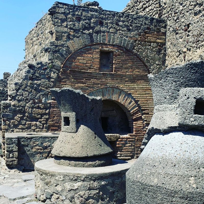 Pompeii Private Tour - an ancient bakery 