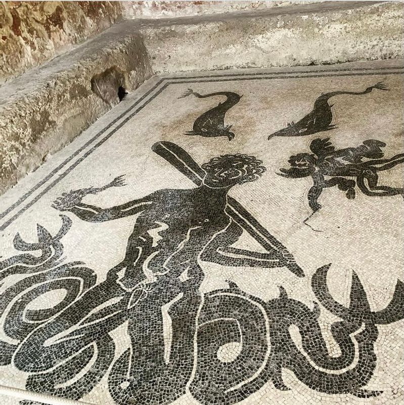 Pompeii Private Tour - Herculaneum - details in the thermal baths 