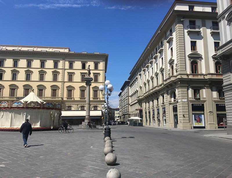 Florence Private Tour - Republic square, where the story of Florence begins