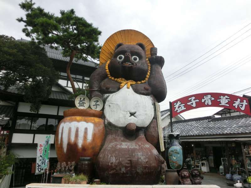 Tochigi Private Tour - Mashiko's land mark (huge raccoon dog)