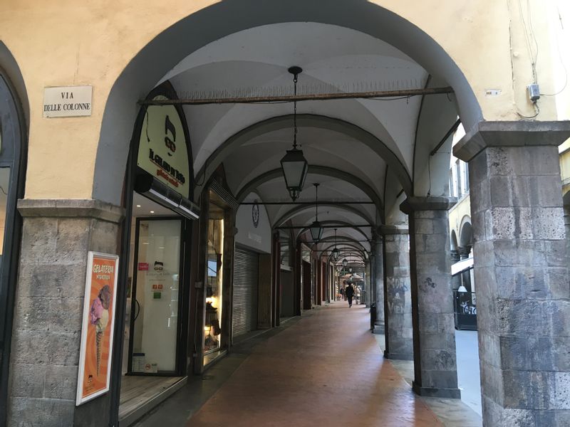 Pisa Private Tour - A typical colonnade in Pisa's Borgo Stretto neighbourhood. 