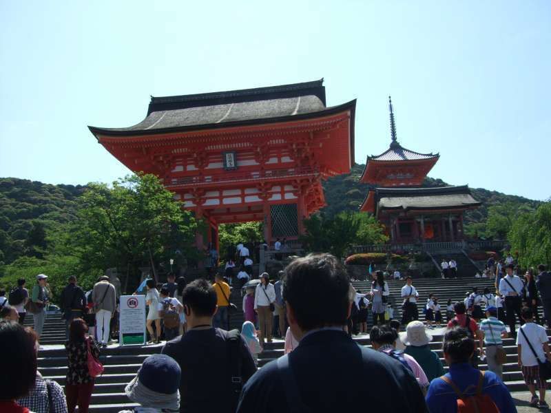 Kyoto Private Tour - "清水寺正門"（仁王門）,高約10米,屋檐寬約米。整幢樓門帶有"室町時代"（公曆世紀）的特徵,
由於塗上了"朱漆",因而有"赤門"的別名。