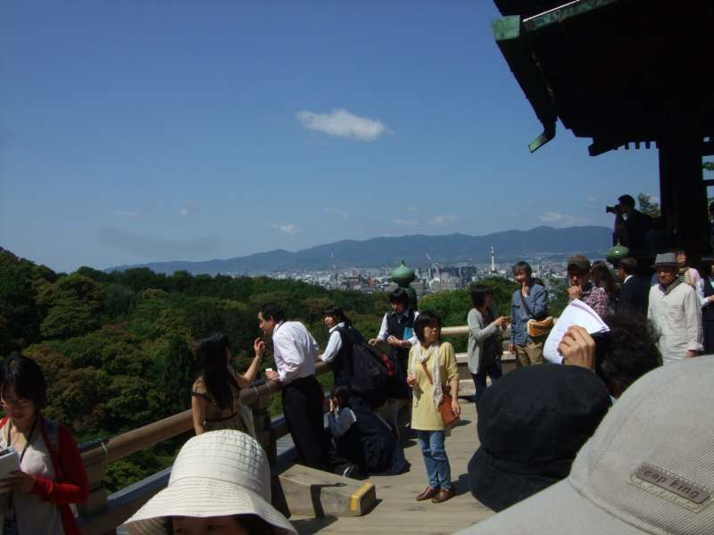 Kyoto Private Tour - "清水寺舞台"。
清水寺舞台是依懸崖而建,不費一跟釘子而全憑木頭建成的大舞台。
日本有句諺語:"從清水舞台跳下去",這代表有極大的勇氣與決心。