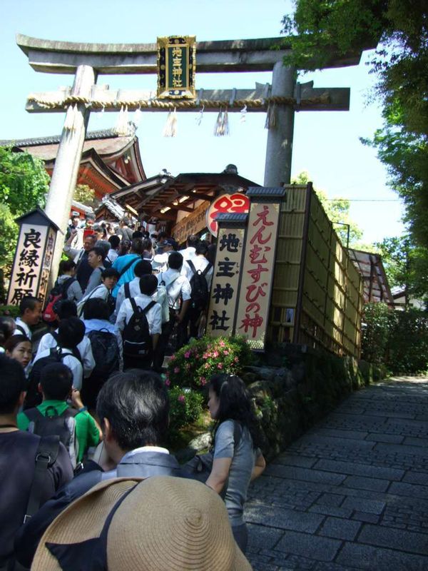 Kyoto Private Tour - "地主神社"，坐落於清水寺廟內,是"結良緣"的神社。