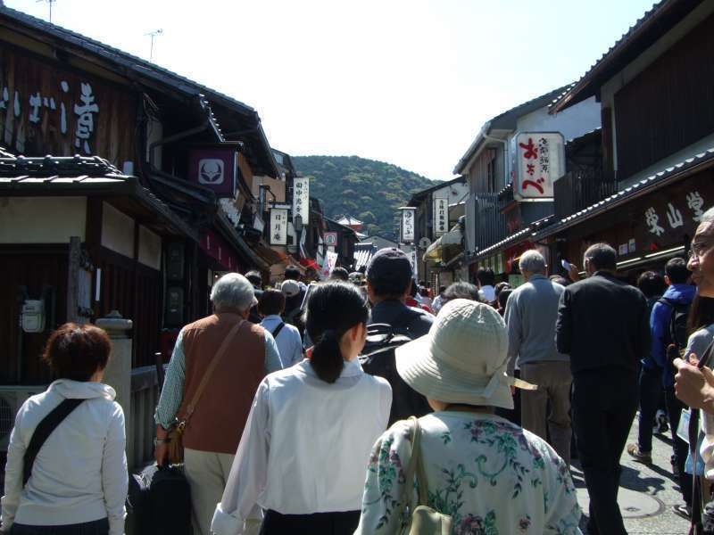 Kyoto Private Tour - "清水坡道",至清水寺的參拜道。路旁擁有很多賣京都特產的商店與餐廳。