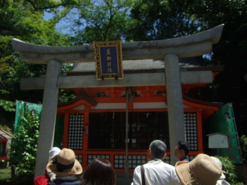 Kyoto Private Tour - 八阪神社"美御前社",以其"美容水"有名。