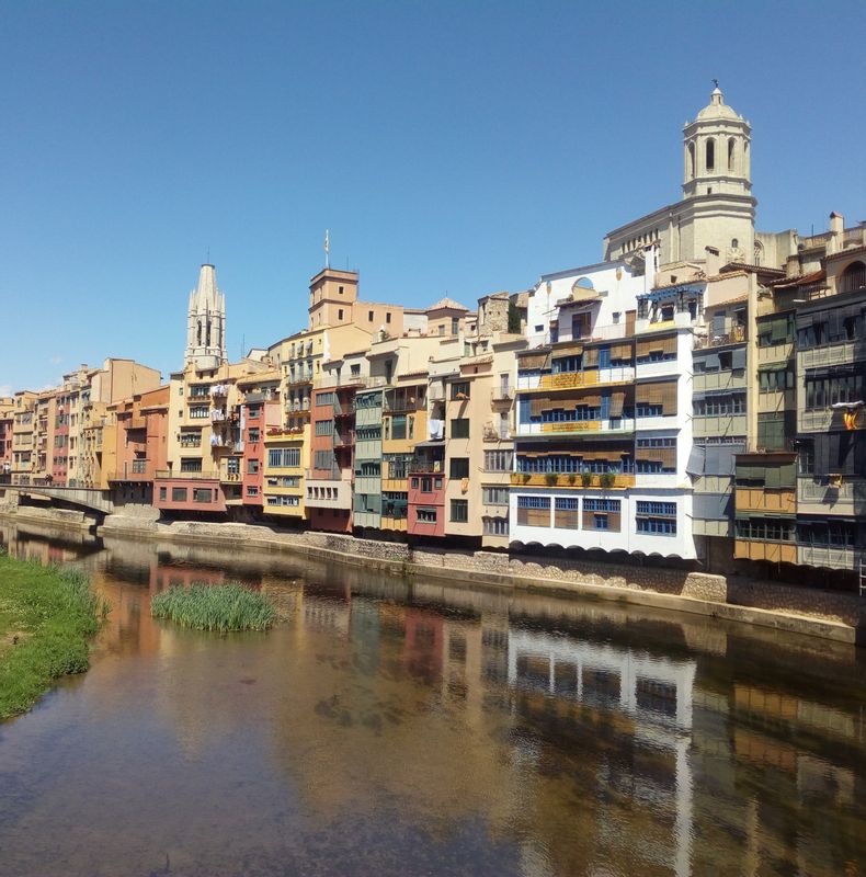 Girona Private Tour - Coloured houses of the Onyar river