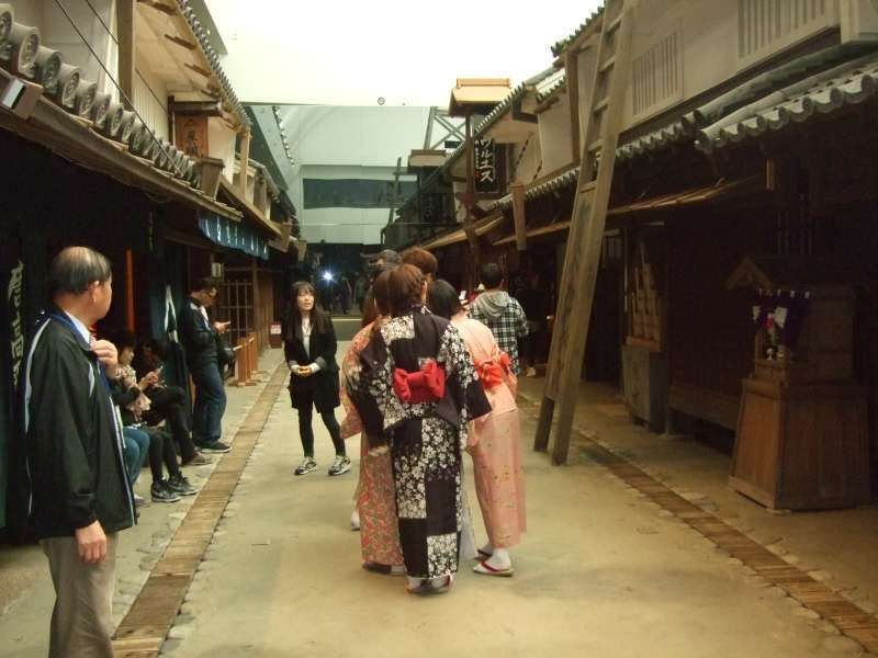 Osaka Private Tour - “大阪生活今昔館"（天神橋筋六丁目）
"著物（日式和服）體驗",有"大人氣"。
穿著“和服"的都是外國人。