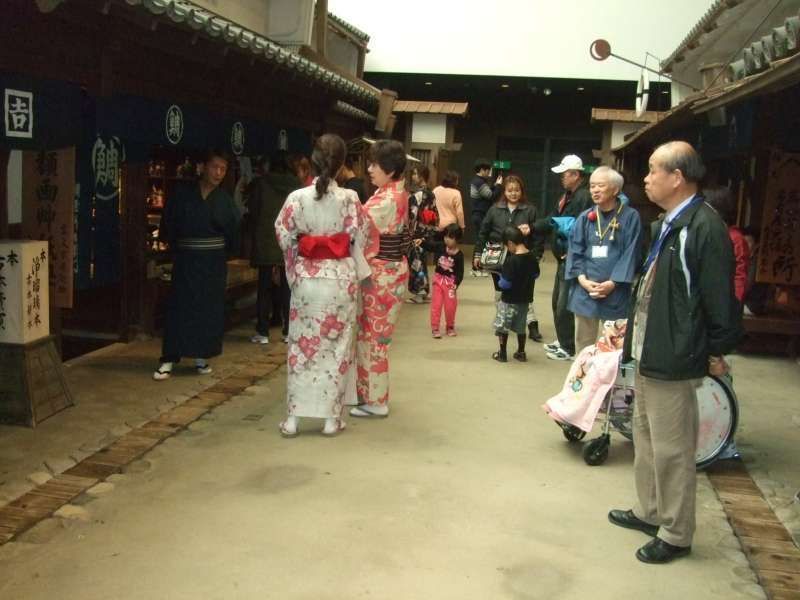 Osaka Private Tour - “大阪生活今昔館"（天神橋筋六丁目）
"著物（日式和服)體驗",有"大人氣"。
穿著“和服"的都是外國人。