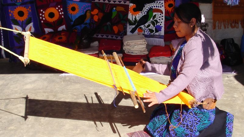 Cancun Private Tour - Mujer maya tejiendo.