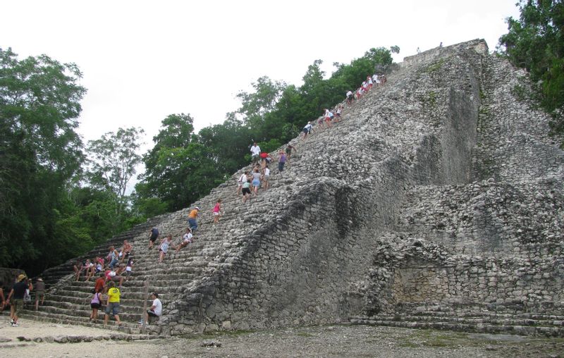 Cancun Private Tour - Die grosse Pyramide von Cobá. Seit der Corona-Pandemie ist das Besteigen allerdings nicht mehr erlaubt.