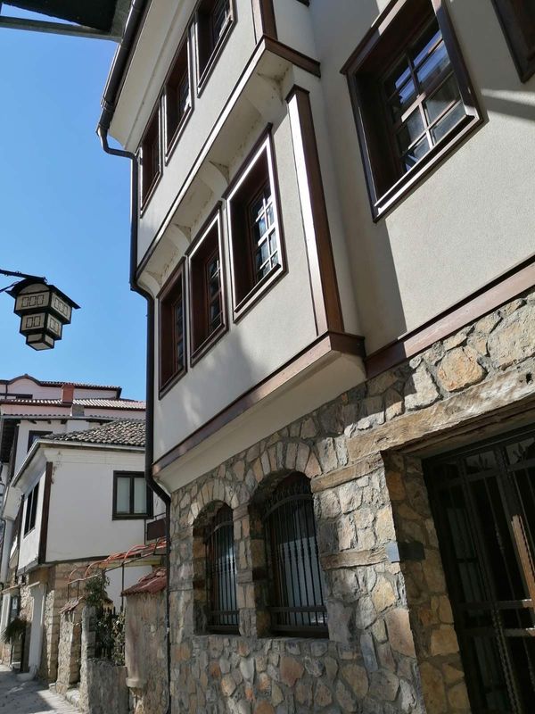 Ohrid Private Tour - Ohrid traditional houses with unique streetlights 