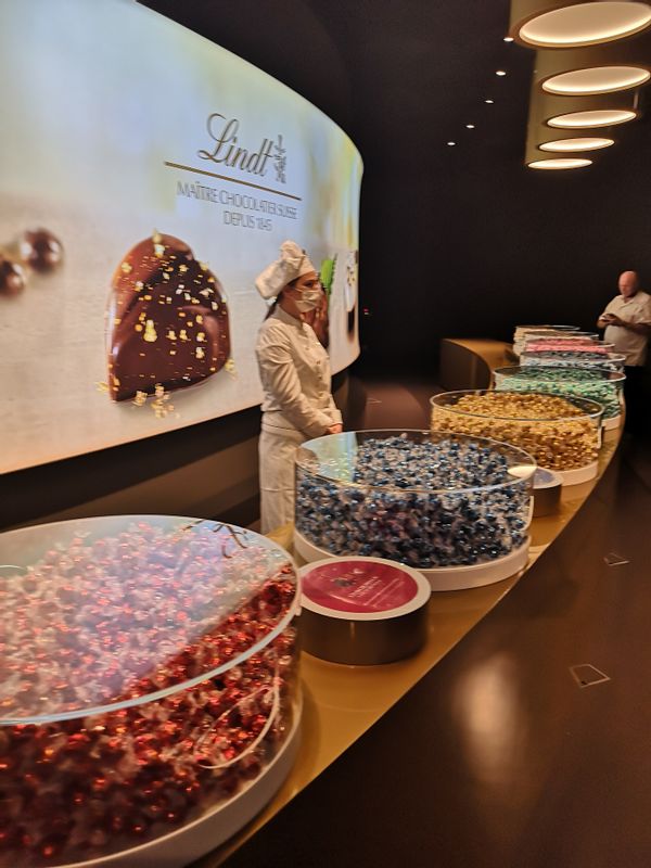 Zurich Private Tour - Lindt sampling