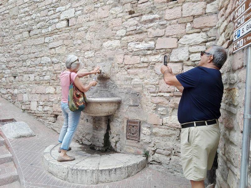 Assisi Private Tour - Please don't move!