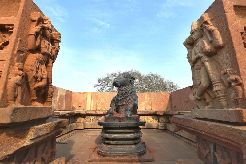 Hyderabad Private Tour - Nandi at Ramappa Temple 