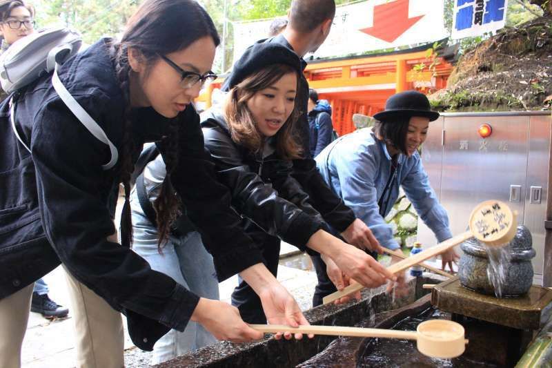 Kyoto Private Tour - Purifying before entering the shrine.