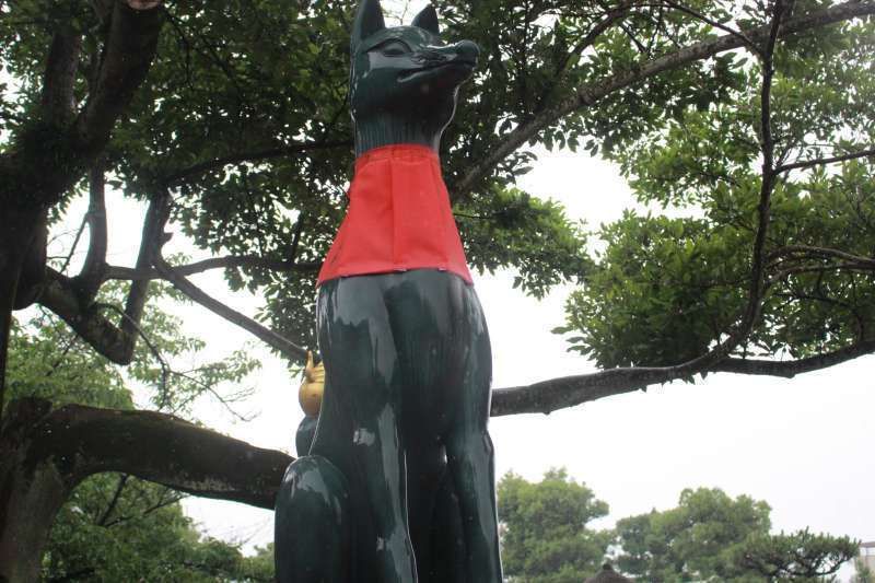 Kyoto Private Tour - Fushimi Inari Shrine. Byakko. Gods' messenger fox holding a rice plant in its mouth.